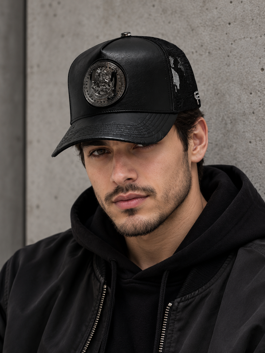 Modelo con la gorra SAN JUDAS TRUCKER BLACK de RICOHATS