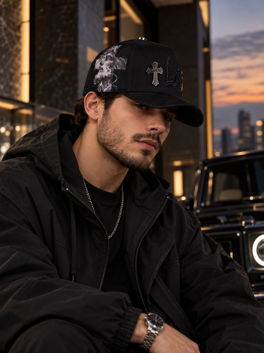 Modelo con la gorra LA CHROME BLACK de RICOHATS