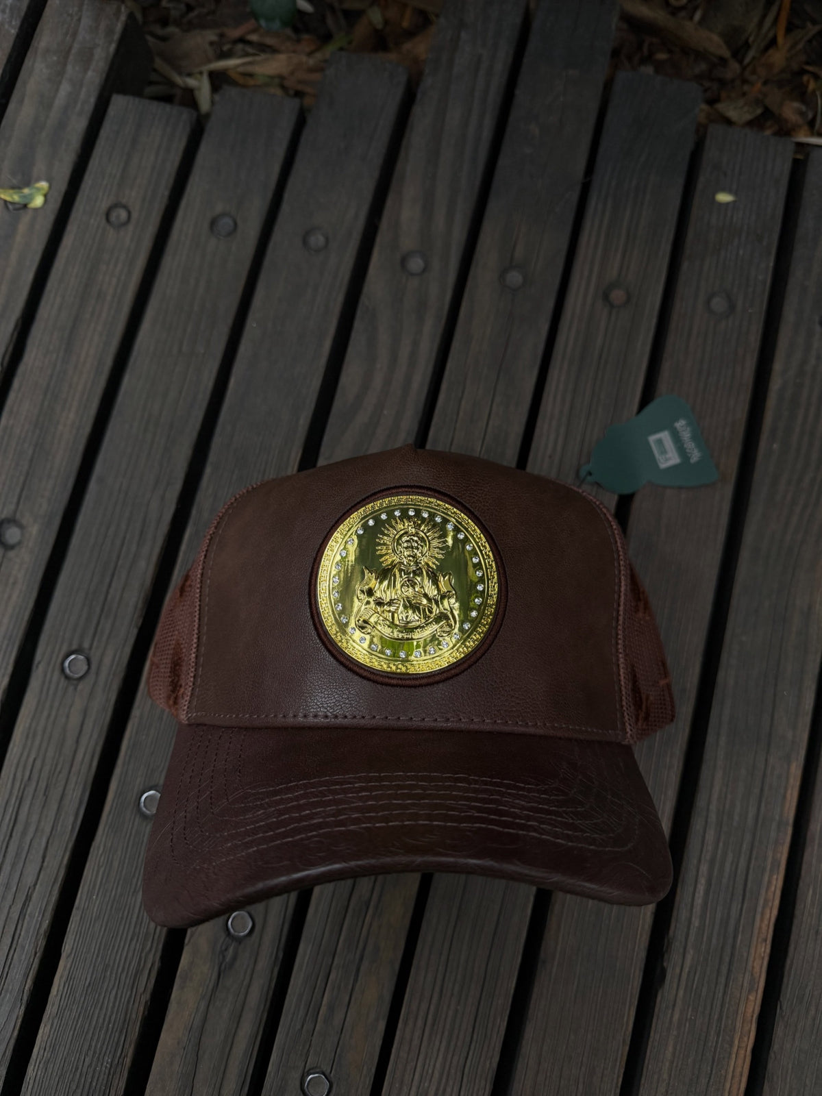 Gorra San Judas Trucker Brown de Rico Hats con placa dorada