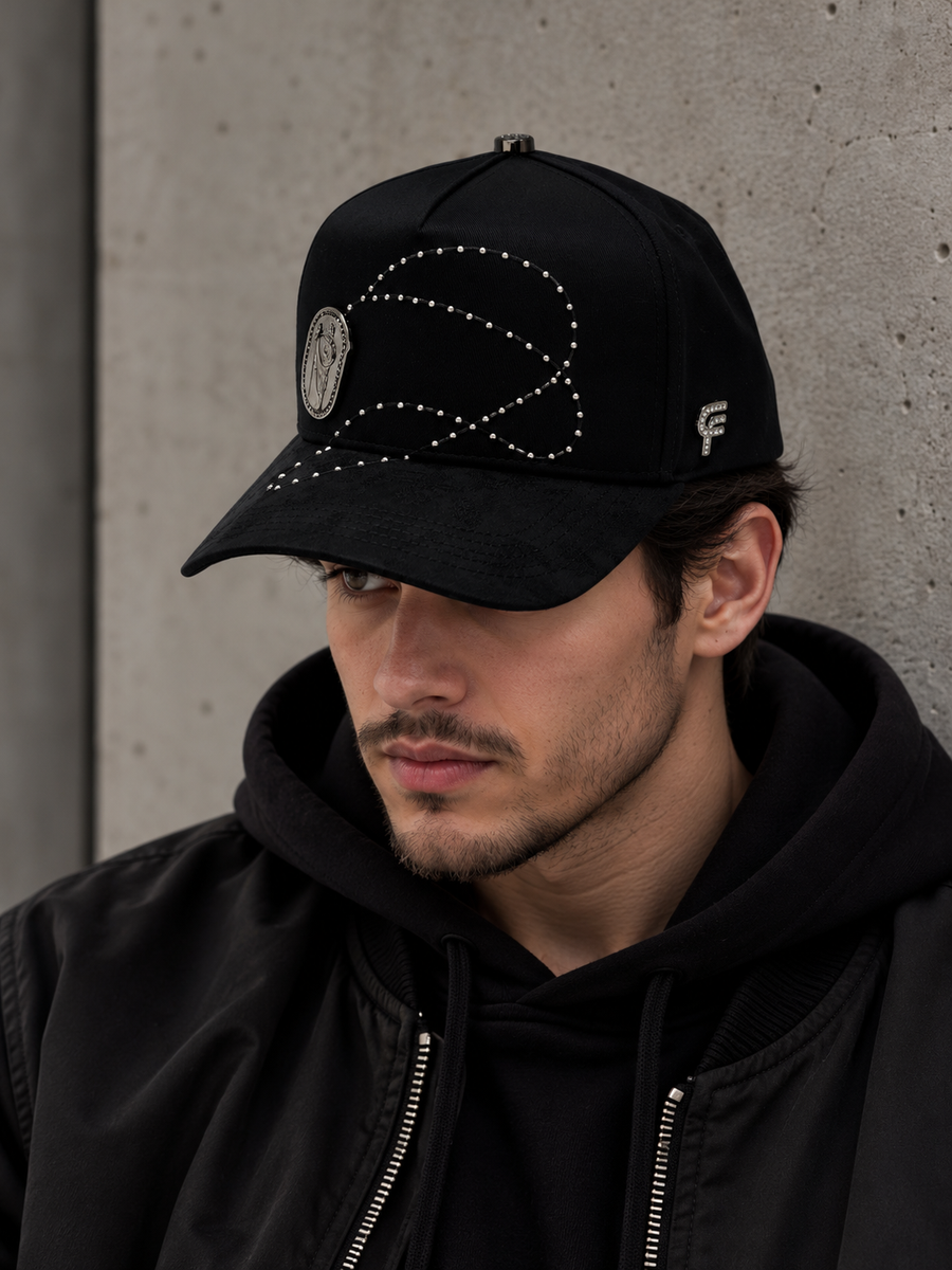 Modelo con la gorra SAN JUDAS BLACK de RICOHATS