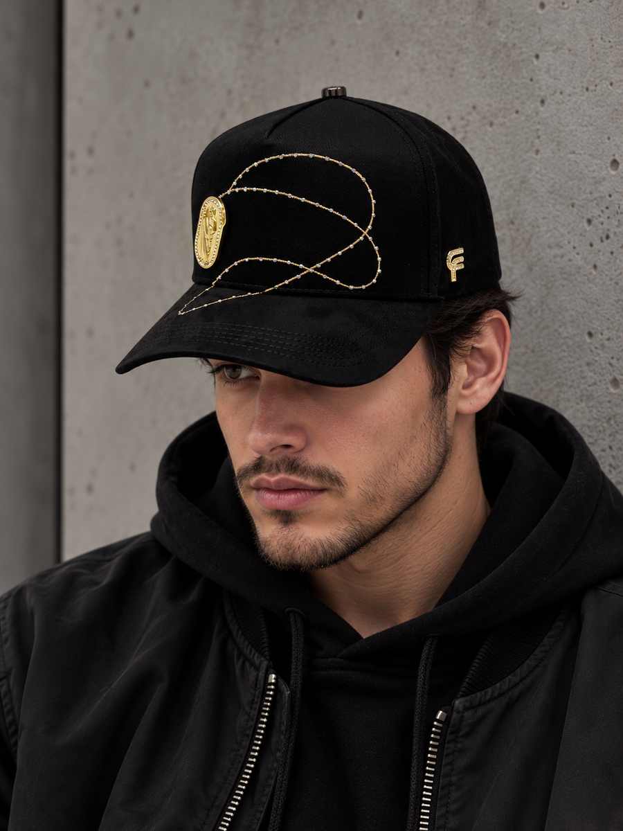 Modelo con la gorra SAN JUDAS GOLDEN de RICOHATS