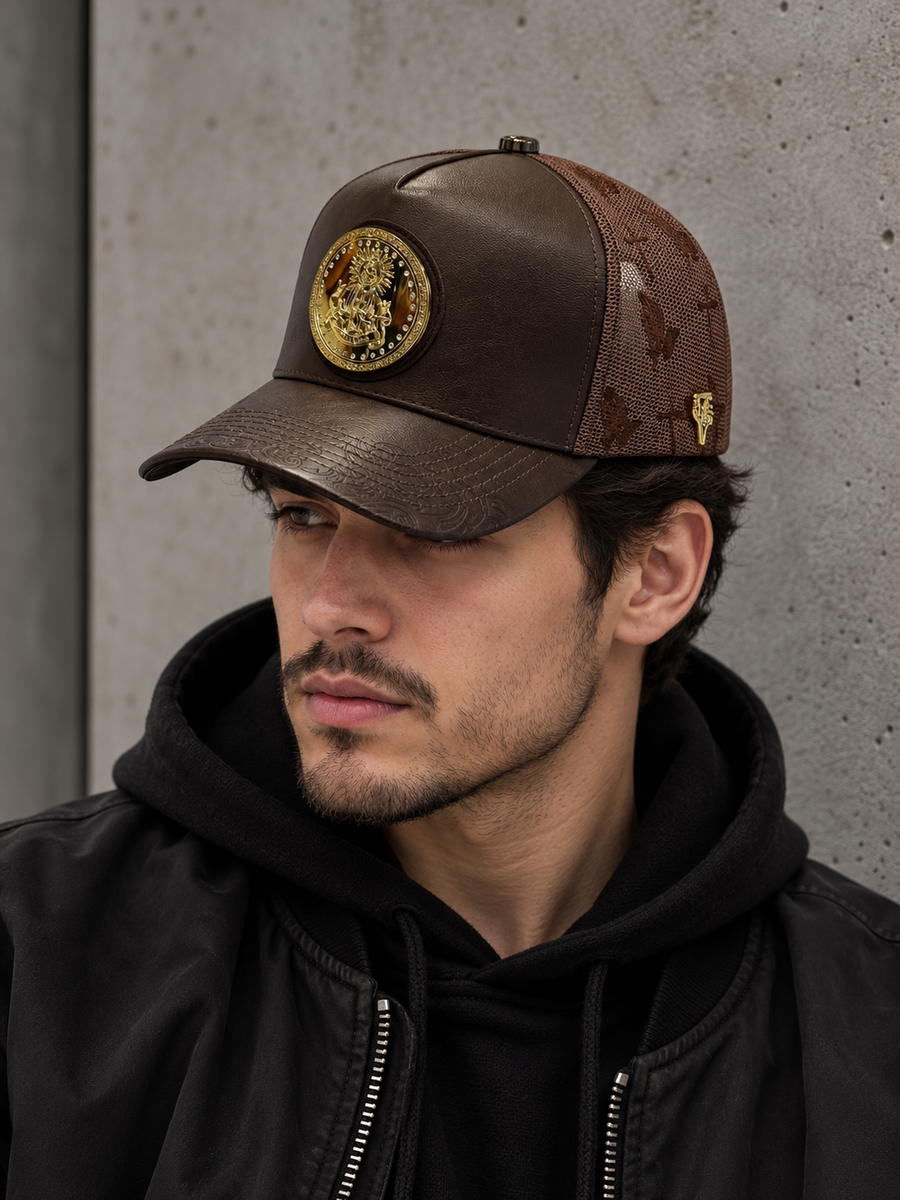 Modelo con la gorra SAN JUDAS TRUCKER BROWN de RICOHATS